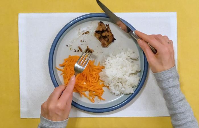 طريقة تناولك للطعام خاطئة.. هذه أبرز أخطاء الإتيكيت على المائدة