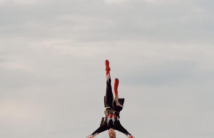 مصور توثق جرأة بريطانيتين تمشيان على أجنحة الطائرة بثبات