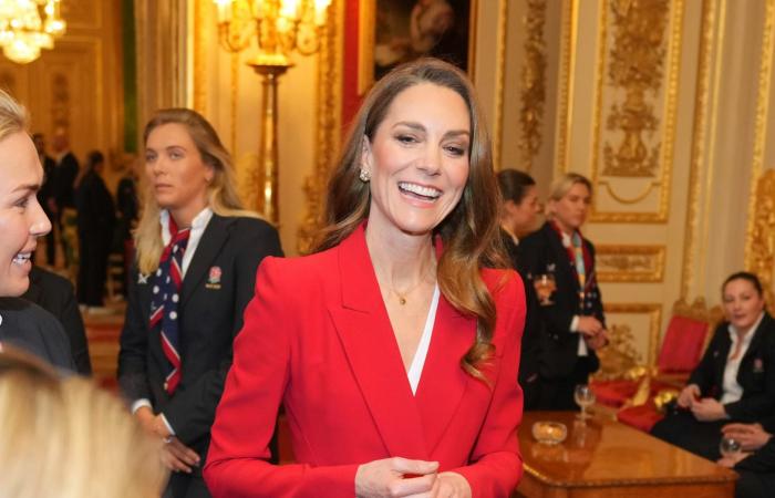 بعد النساء.. البدلة الحمراء تقتحم عالم الأزياء الرجالية بكل ثقة