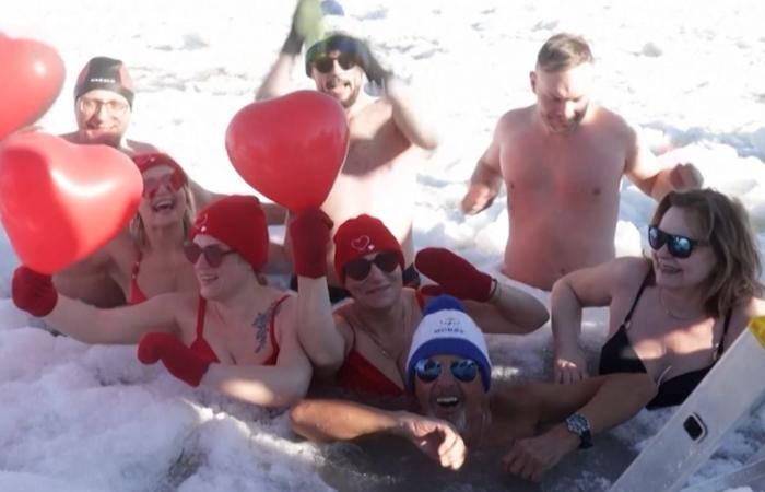 سباحون يغطسون في مياه متجمدة احتفالاً بالحب على سواحل بولندا