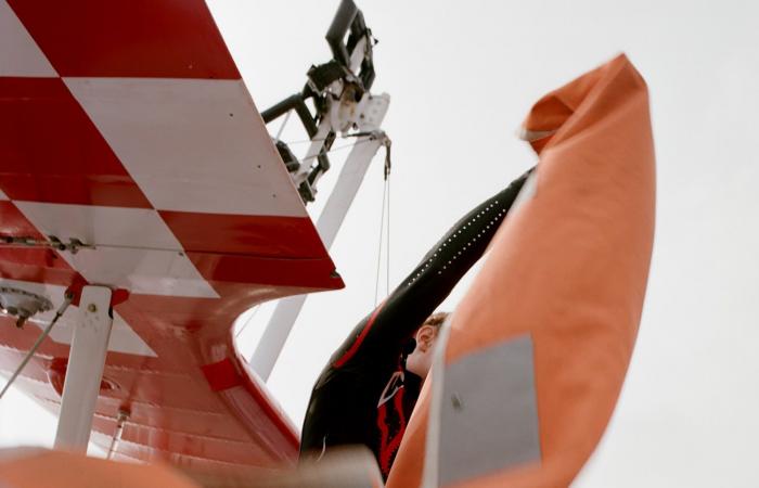 مصور توثق جرأة بريطانيتين تمشيان على أجنحة الطائرة بثبات