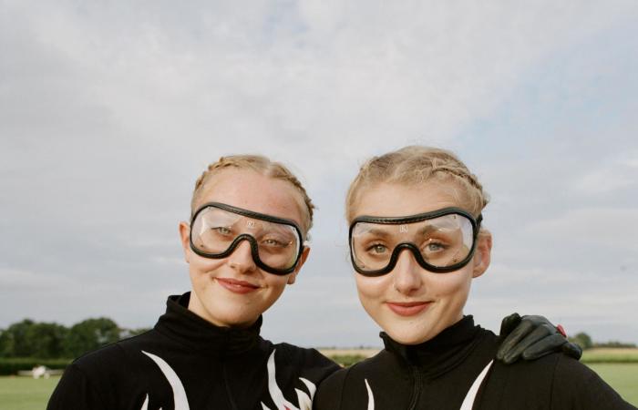 مصور توثق جرأة بريطانيتين تمشيان على أجنحة الطائرة بثبات