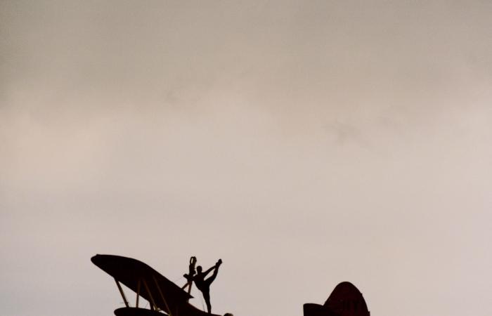 مصور توثق جرأة بريطانيتين تمشيان على أجنحة الطائرة بثبات