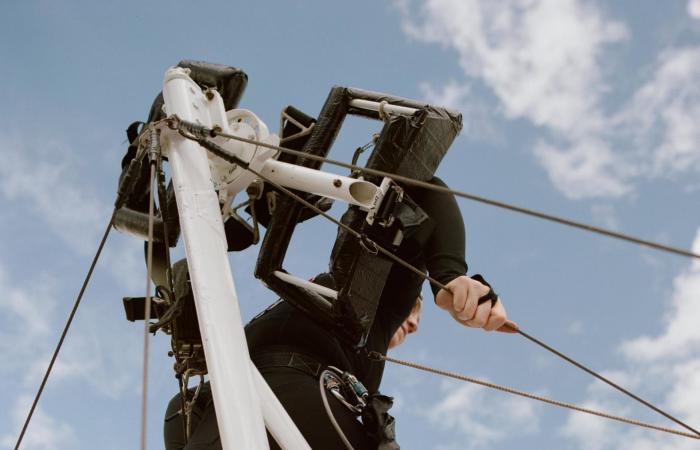 مصور توثق جرأة بريطانيتين تمشيان على أجنحة الطائرة بثبات