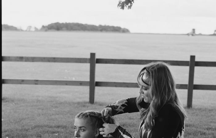 مصور توثق جرأة بريطانيتين تمشيان على أجنحة الطائرة بثبات