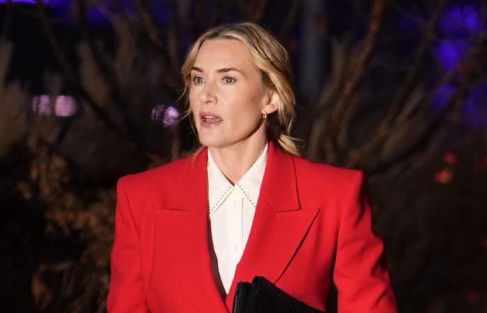 بعد النساء.. البدلة الحمراء تقتحم عالم الأزياء الرجالية بكل ثقة