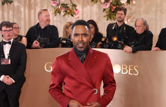 بعد النساء.. البدلة الحمراء تقتحم عالم الأزياء الرجالية بكل ثقة