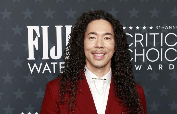 بعد النساء.. البدلة الحمراء تقتحم عالم الأزياء الرجالية بكل ثقة