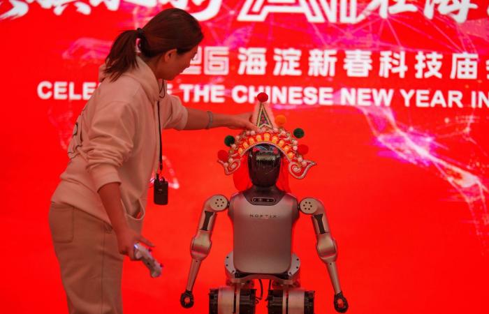 الصين
      تستعرض
      قدرات
      «روبوتاتها
      البشرية»
      باحتفالات
      رأس
      السنة
      القمرية