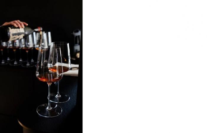 نجت من حربين عالميتين والكساد العظيم..هكذا فتح رجل أعمال قنينة نبيذ عمرها 127 عامًا في عيد ميلاده