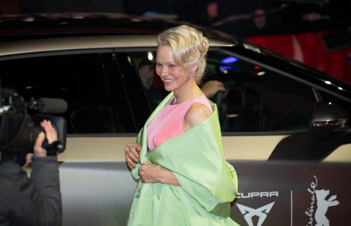 باميلا أندرسون تودّع إغراء التسعينيات..الزهري الهادئ نجم السجادة الحمراء