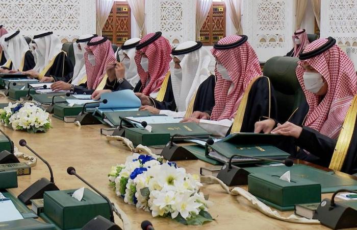 السعودية
      وقطر
      والإمارات
      تعلن
      الأربعاء
      غرة
      شهر
      رمضان