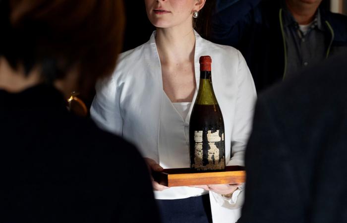 نجت من حربين عالميتين والكساد العظيم..هكذا فتح رجل أعمال قنينة نبيذ عمرها 127 عامًا في عيد ميلاده