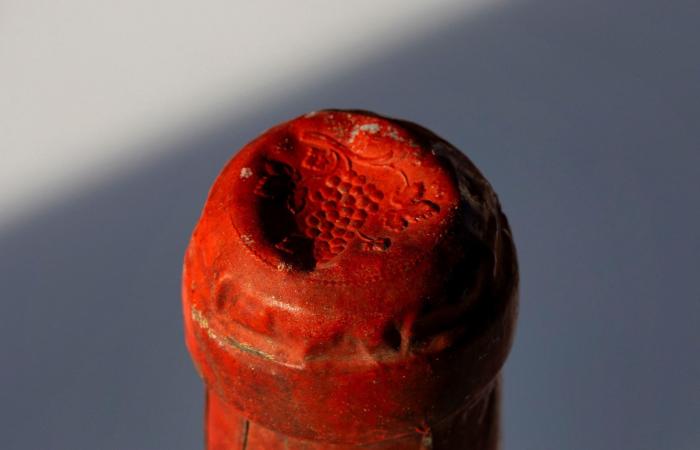 نجت من حربين عالميتين والكساد العظيم..هكذا فتح رجل أعمال قنينة نبيذ عمرها 127 عامًا في عيد ميلاده