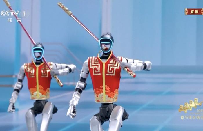 روبوتات شبيهة بالبشر تقاتل وتخطف أنظار الجمهور في حفل مهرجان الربيع الصيني