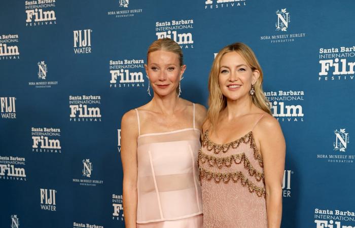 باميلا أندرسون تودّع إغراء التسعينيات..الزهري الهادئ نجم السجادة الحمراء