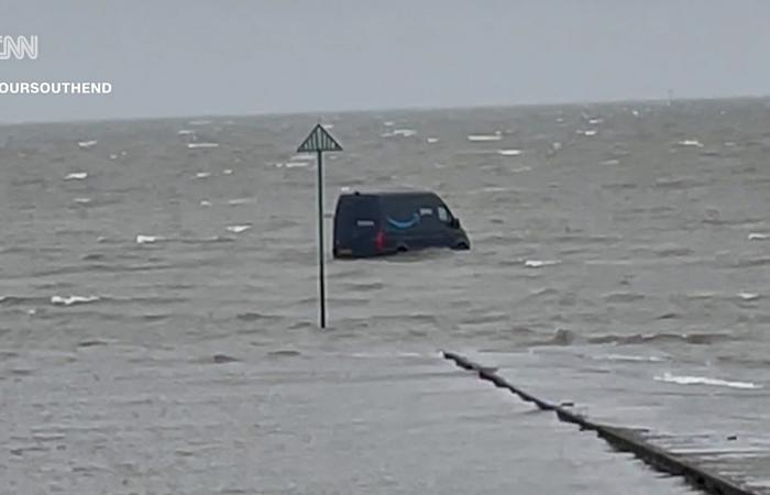 علق بالمياه.. خريطة تقود سائق شاحنة لـ"أمازون" إلى "أخطر ممر مشاة ببريطانيا"