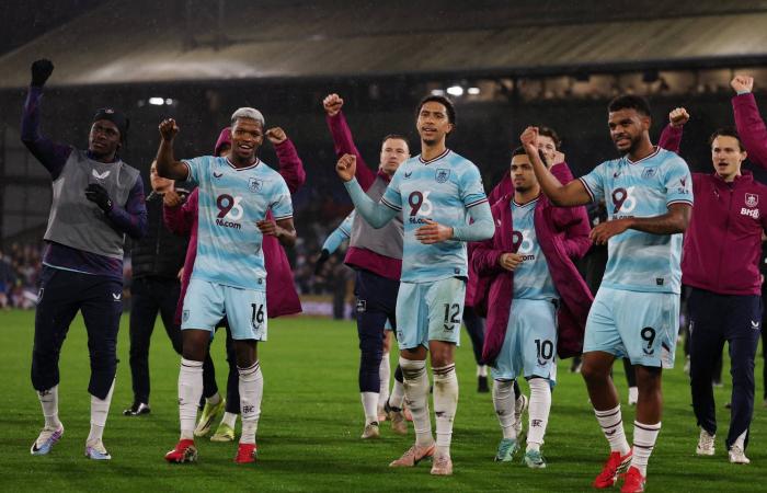 الدوري
      الإنجليزي
      يواصل
      اعتماد
      توقفات
      قصيرة
      لإفطار
      اللاعبين
      خلال
      رمضان