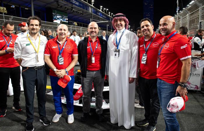 «نيكي»
      يتراجع
      مع
      تلاشي
      زخم
      الأرباح
      والانتخابات