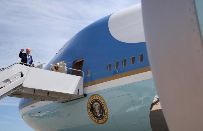 "ستُطلى بألوان ترامب المفضلة".. مصدر يكشف لـCNN عن تعديلات في الطائرة الرئاسية الأمريكية