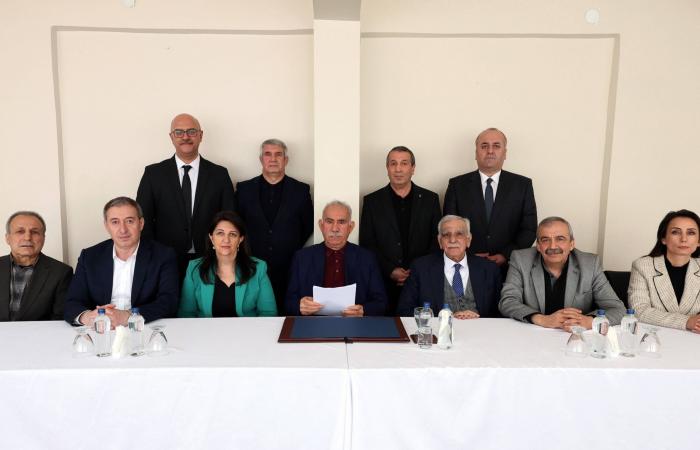 تركيا:
      الموافقة
      على
      تقرير
      برلماني
      يدفع
      عملية
      السلام
      مع
      الأكراد