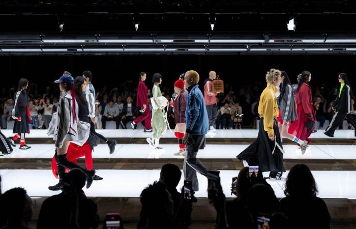 جاكيت صينيّة تجتاح مواقع التواصل الاجتماعي وتتحوّل إلى صيحة مفضّلة لدى جيل "زد"