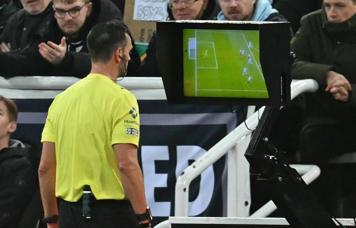 الحكم
      غراهام
      سكوت
      مناشداً
      «فيفا»:
      أصلحوا
      الـ«VAR»
      قبل
      أن
      تفقد
      مصداقيتها