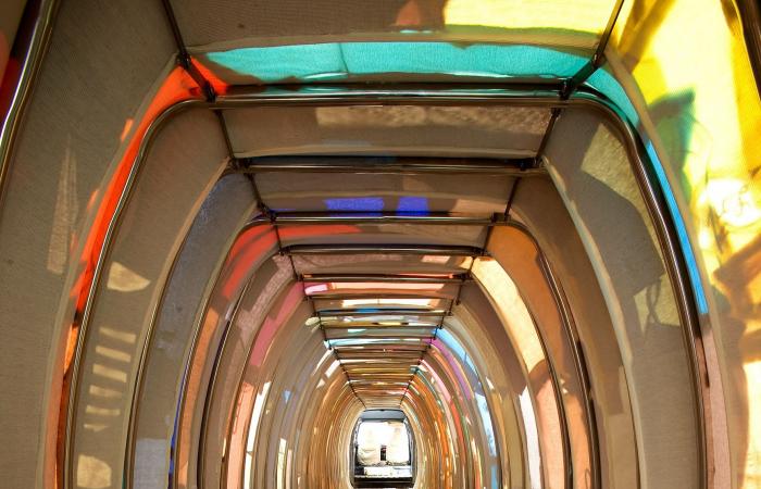 فنانة صينية تحوّل الملابس القديمة إلى فن حيّ في قلب لندن