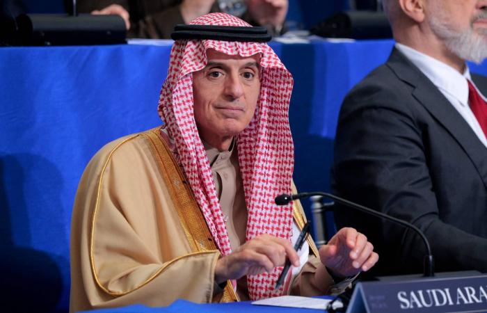 ترمب:
      مليارات
      لإغاثة
      غزة
       و«حماس»
      العقبة
      الوحيدة
      الآن