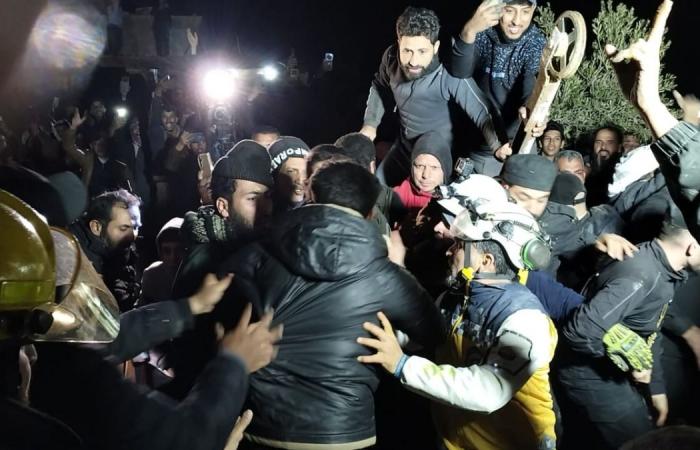 بالفيديو| لحظة إنقاذ طفل عالق في بئر بعمق 30 مترا في سوريا