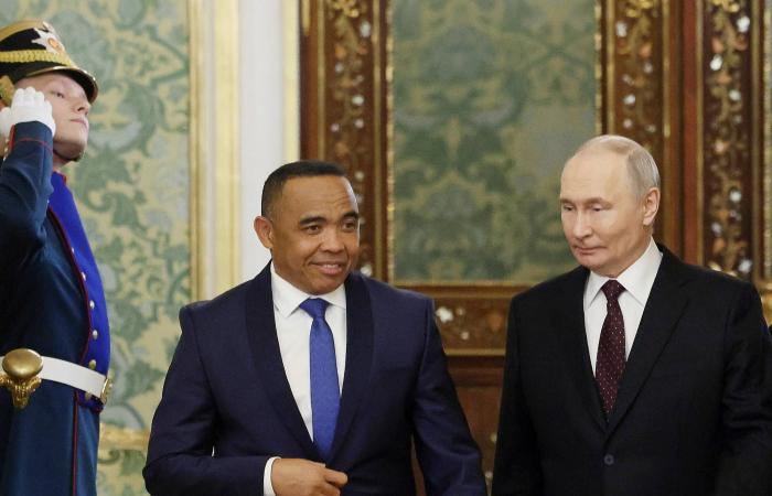 الملك
      تشارلز
      يدعم
      «مسار
      العدالة»
      بعد
      توقيف
      شقيقه