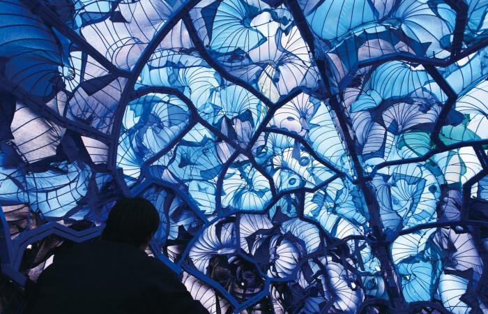 فنانة صينية تحوّل الملابس القديمة إلى فن حيّ في قلب لندن