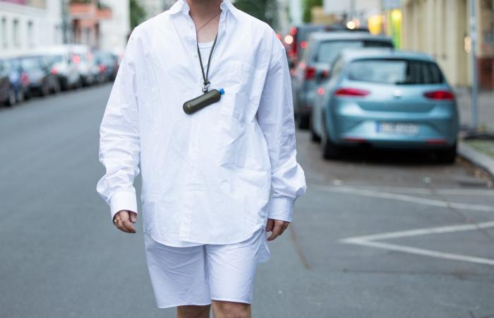 "أمي صنعت هذا مجانًا".. قميص أبيض محترق بمكواة يثير السخرية على مواقع التواصل الاجتماعي