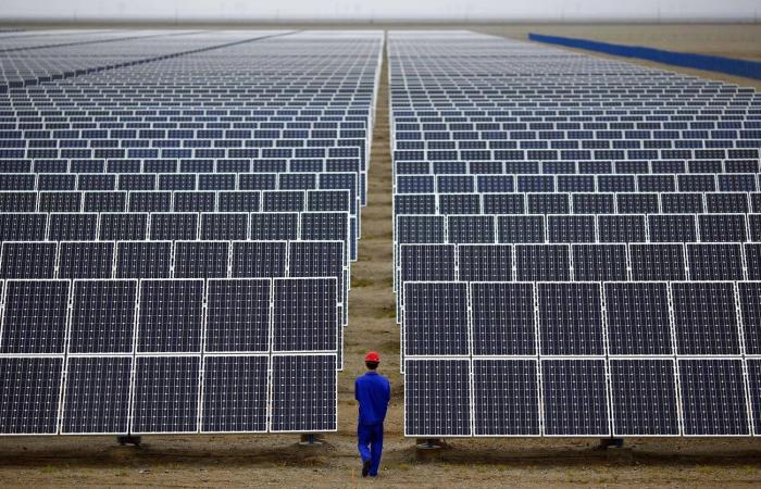 نمو
      الاقتصاد
      الأميركي
      يتباطأ
      بأكثر
      من
      المتوقع
      في
      الربع
      الأخير
      من
      2025