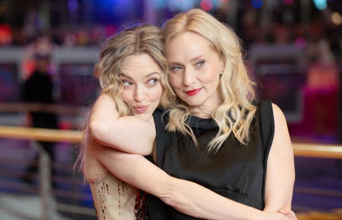 شعر منفوش.. أماندا سيفريد تظهر بشكل "غريب" في برلين