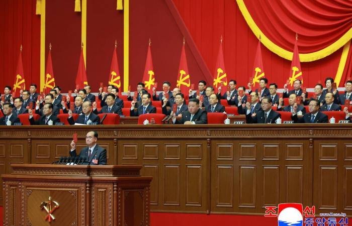 كيم
      جونغ
      أون
      يفتتح
      مؤتمراً
      بارزاً
      للحزب
      الحاكم
      في
      كوريا
      الشمالية