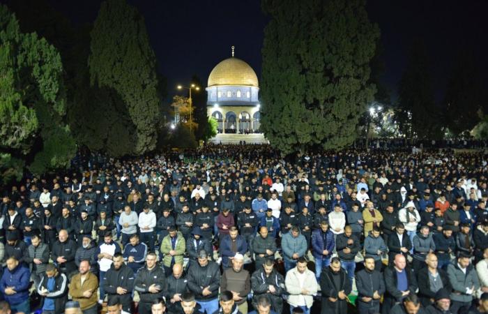 100 ألف مصل يؤدون العشاء والتراويح في الأقصى رغم القيود التي فرضها الاحتلال