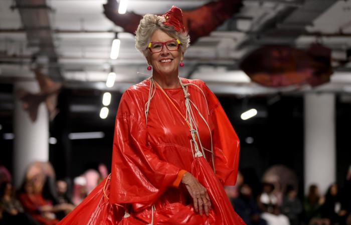 أزهار تنمو داخل شعرها.. شخصية تلفزيونية تفاجئ جمهور أسبوع الموضة في لندن