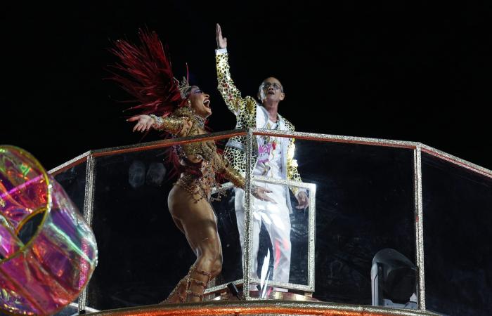 عارضة أزياء برازيلية تظهر بلانجري مرصّع بالمجوهرات في كرنفال ريو دي جانيرو