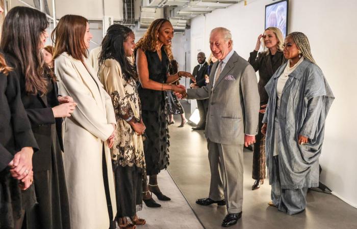 بعد
      ساعات
      من
      اعتقال
      شقيقه
      أندرو…
      الملك
      تشارلز
      يحضر
      «أسبوع
      الموضة»
      في
      لندن