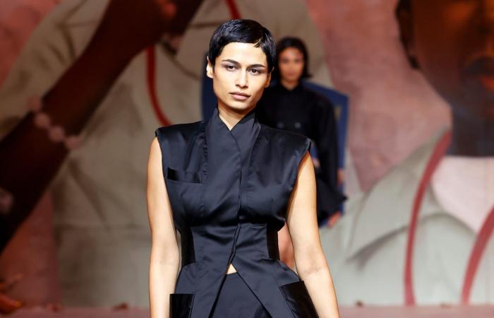 يوم توقيف شقيقه.. الملك تشارلز يحضر بشكل مفاجئ أسبوع الموضة في لندن