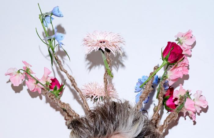 أزهار تنمو داخل شعرها.. شخصية تلفزيونية تفاجئ جمهور أسبوع الموضة في لندن