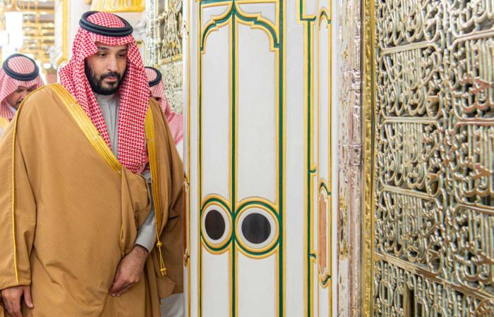 بالصور.. محمد بن سلمان يسلّم على النبي محمد ويصلي بالحجرة الشريفة بالمدينة المنورة