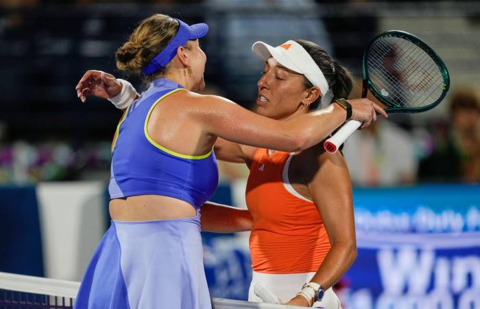 «دورة
      دبي»:
      بيغولا
      تنتفض
      وتبلغ
      النهائي
      على
      حساب
      أنيسيموفا