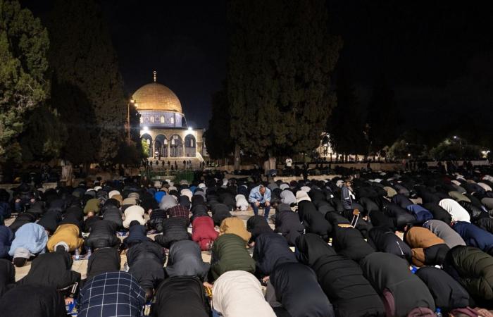 60 ألف فلسطيني يصلون العشاء والتراويح في المسجد الأقصى