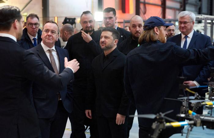 بوريس
      جونسون
      يدعو
      الحلفاء
      لإرسال
      قوات
      غير
      قتالية
      إلى
      أوكرانيا