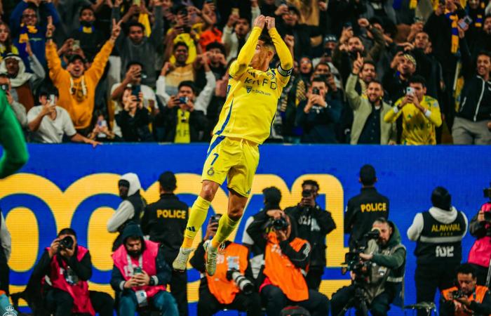 «الكلاسيكو»
      يتربع
      على
      عرش
      الحضور
      الجماهيري
      في
      الجولة
      23