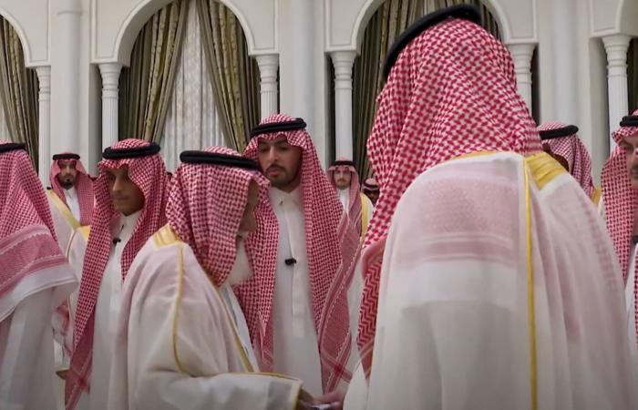 السعودية.. فيديو أوراق بيد محمد بن سلمان وتقبيل حار و10 أمراء باستقبال المدينة المنورة