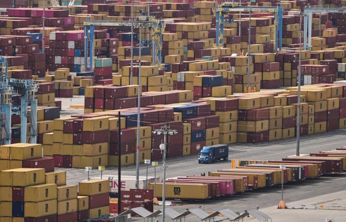 عواصم
      العالم
      تعيد
      تقييم
      صفقات
      التريليونات
      بعد
      التفاف
      ترمب
      على
      القضاء
      برسوم
      مؤقتة