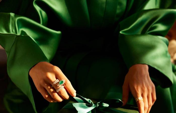 في
      أسبوع
      لندن
      لخريف
      2026...
      بول
      كوستيلو
      يُفصِّل
      جلباب
      أبيه
      على
      مقاسه